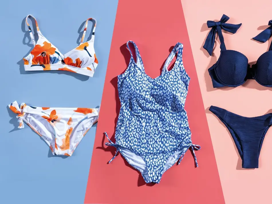 Blomstrete bikini, blåspraglete badedrakt og blå bikini på rosa og blå bakgrunn