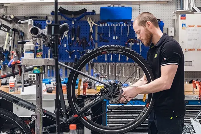 Mann som reparerer sykkel