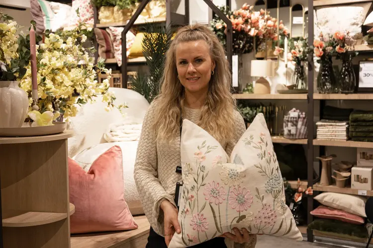 Det nærmer seg vår, og det betyr at de fleste av oss vil gjøre det lysere og hyggelig hjemme. Her kommer en liten oversikt over noen av vårens trender. 