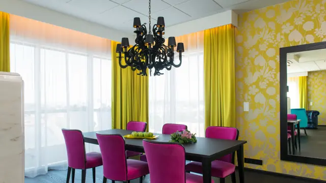Spisebord med seks plasser, i suite på Thon Hotel Opera