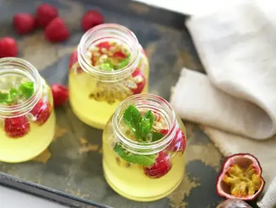 Glass med sommerdrikk som inneholder pasjonsfrukt