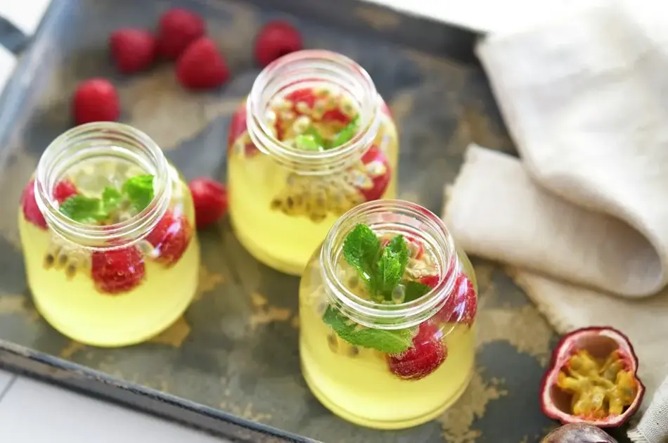 Glass med sommerdrikk som inneholder pasjonsfrukt