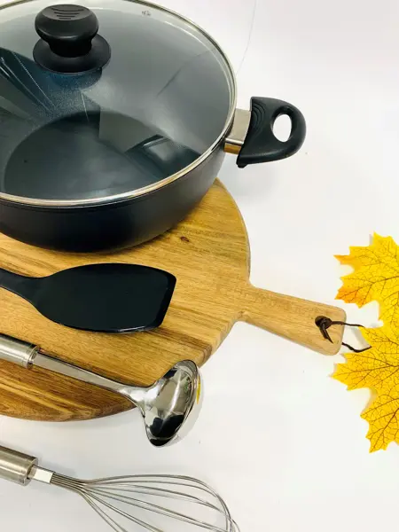 Bilde av gryte og kjøkkenredskaper