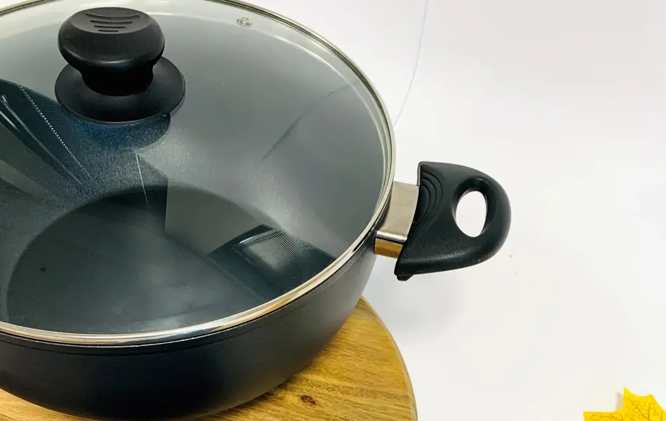 Bilde av gryte og kjøkkenredskaper