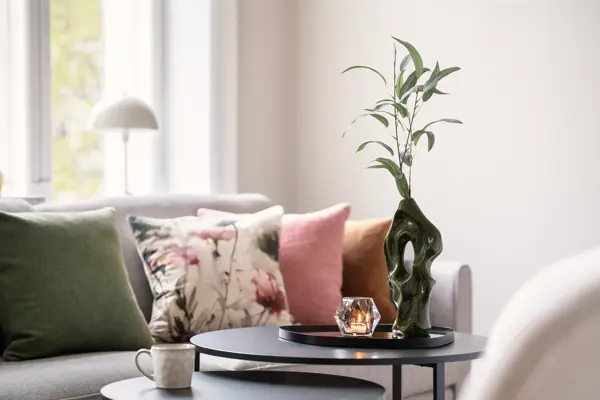 Sofa med puter og pyntet stuebord