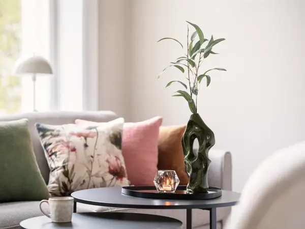 Sofa med puter og pyntet stuebord