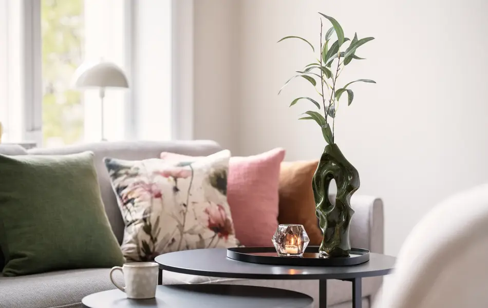 Sofa med puter og pyntet stuebord