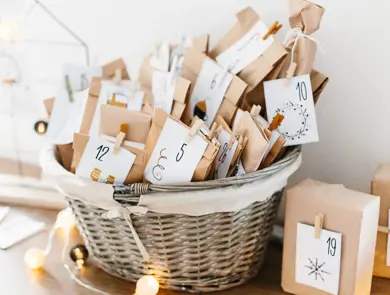 Kurv fylt med gaver pakket inn i gråpapir