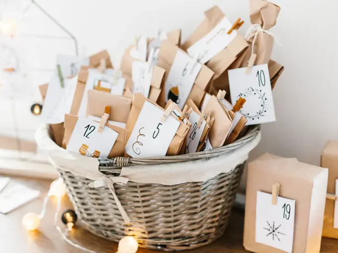 Kurv fylt med gaver pakket inn i gråpapir