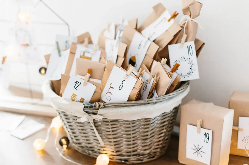 Kurv fylt med gaver pakket inn i gråpapir