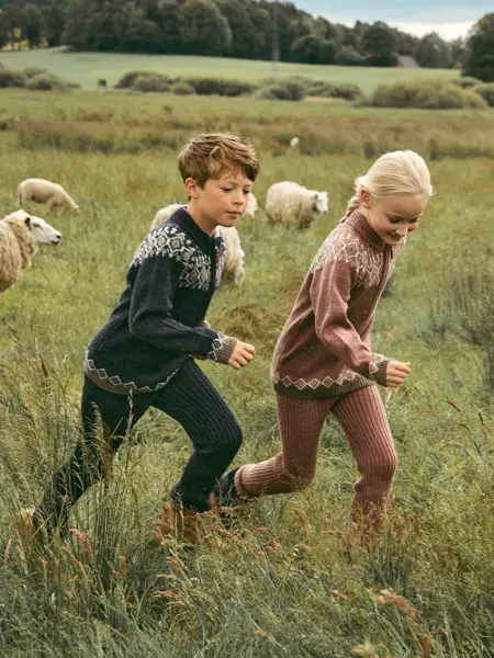 Jente og gutt som springer på et jorde