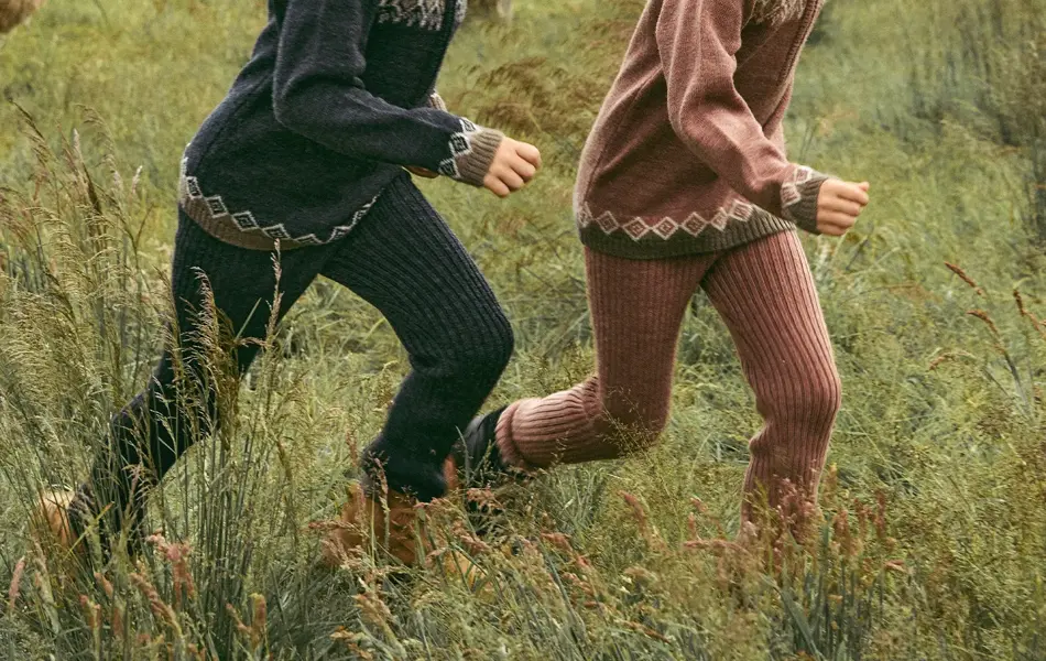 Jente og gutt som springer på et jorde