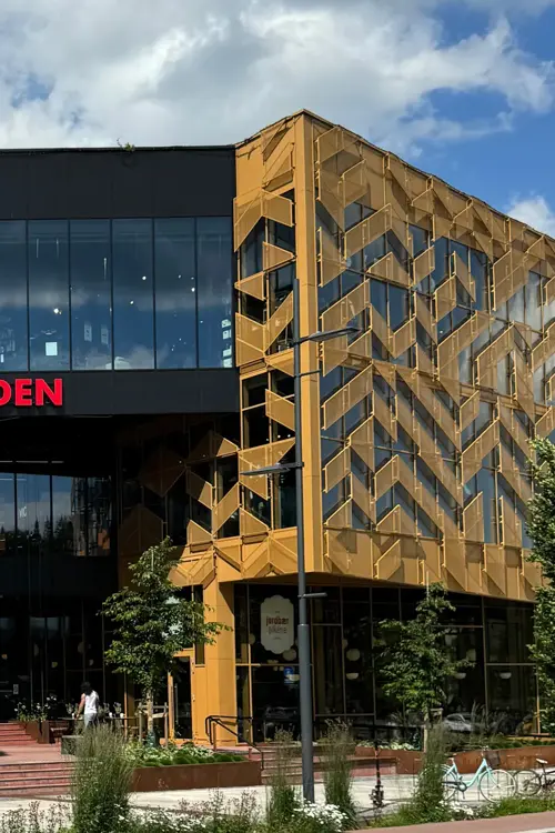 Bildet er av fasaden på kjøpesenteret Triaden i Lørenskog. 