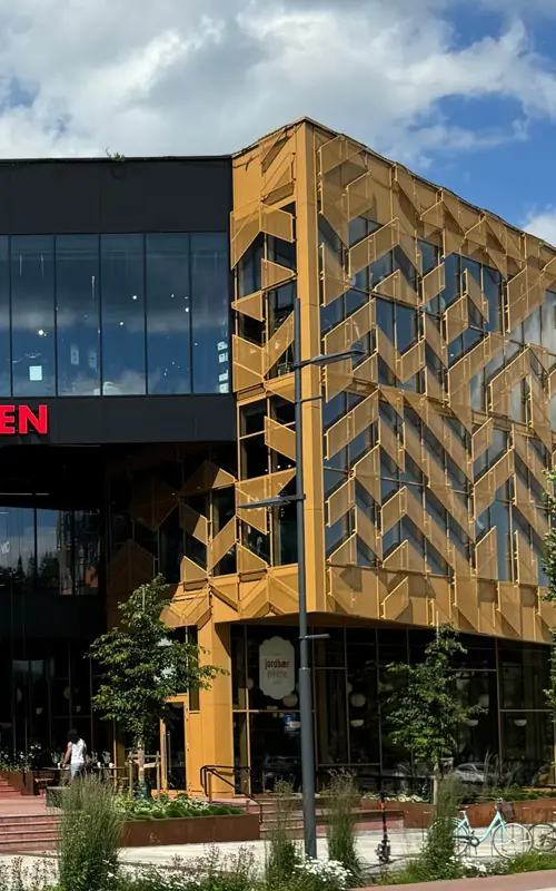 Bildet er av fasaden på kjøpesenteret Triaden i Lørenskog. 