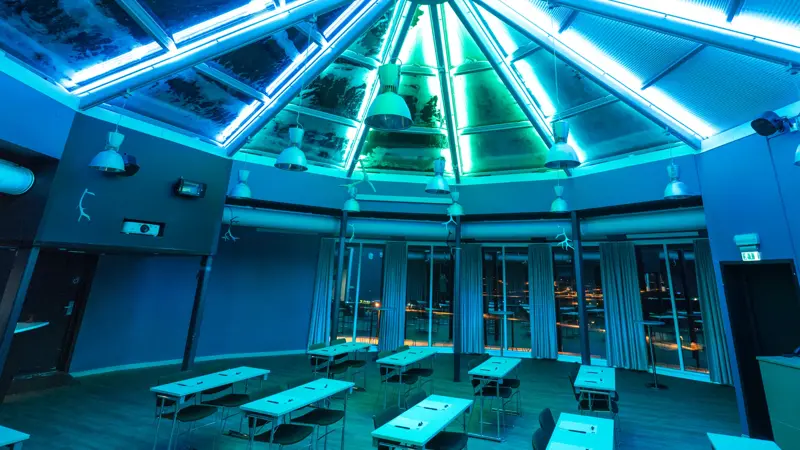 Kurs- og konferanserom på Thon Hotel Kautokeino. Lokalet kan lyses opp i grønt og blått. Belysningen gir en stilfull atmosfære.