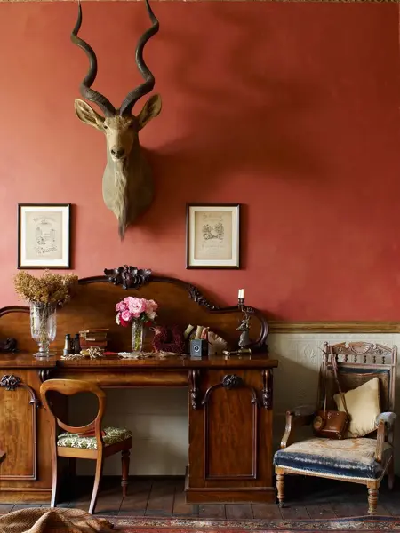 Skrivebord av tre i eklektisk stil