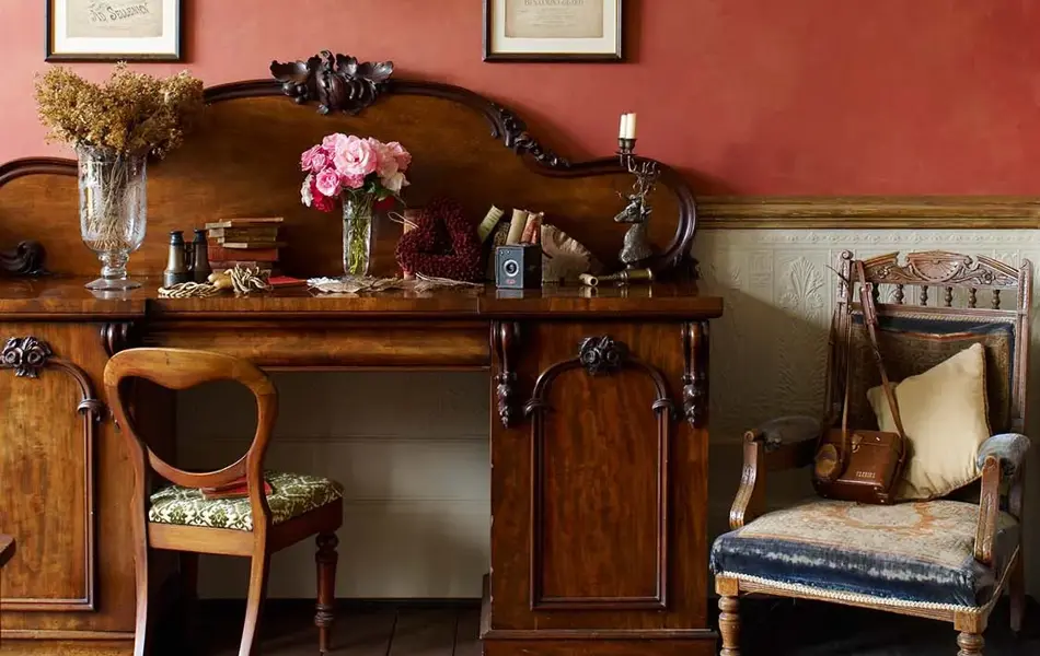 Skrivebord av tre i eklektisk stil