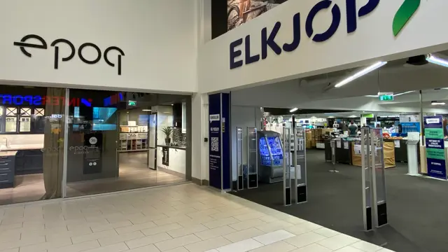 innendørs butikk med skilt på hvite vegger