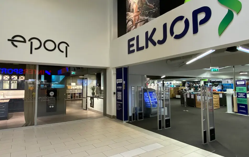 innendørs butikk med skilt på hvite vegger