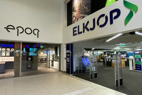 innendørs butikk med skilt på hvite vegger