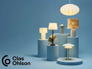 Flere bordlamper som står på sokler med en taklampe som henger over.