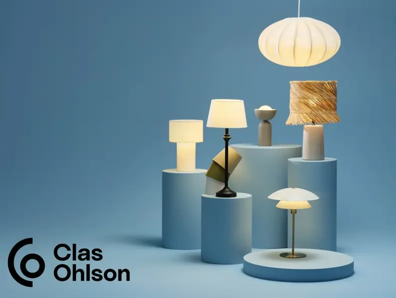Flere bordlamper som står på sokler med en taklampe som henger over.