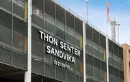 Thon Senter Sandvika, logo på veggen til parkeringshuset.