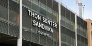 Thon Senter Sandvika, logo på veggen til parkeringshuset.