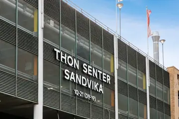 Thon Senter Sandvika, logo på veggen til parkeringshuset.