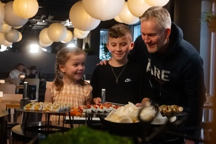 Barn under 6 år spiser gratis i følge med betalende voksen.