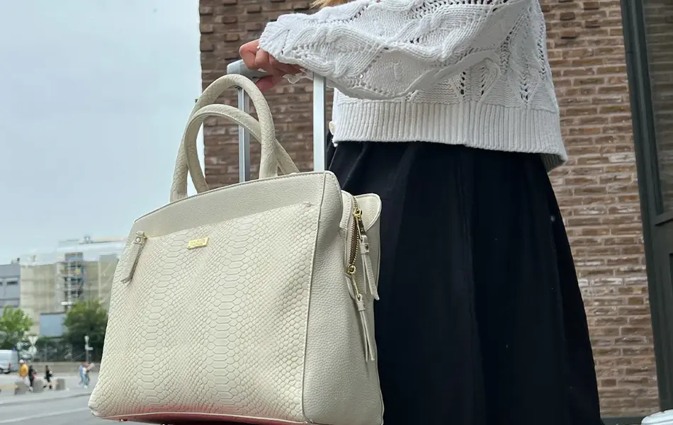 Dame med veske og koffert