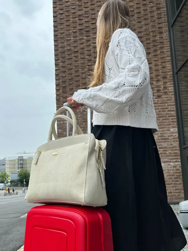 Dame med veske og koffert