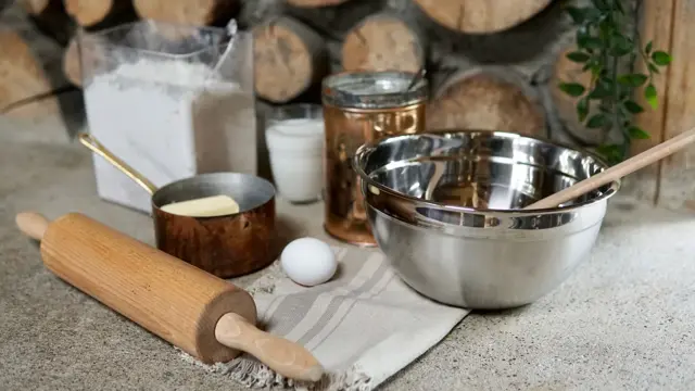 bilde av alt du trenger av redskaper og ingredienser