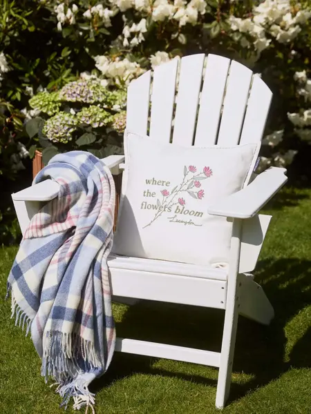 Solstol utendørs med pledd og pute