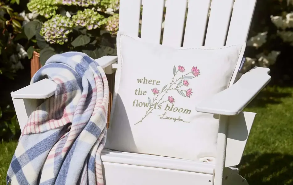 Solstol utendørs med pledd og pute