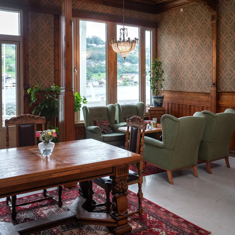 4 grønne lenestoler, salongbord, vindu, spisebord, spisestoler