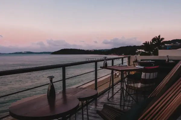 Bord og stoler på en terrasse ved havet