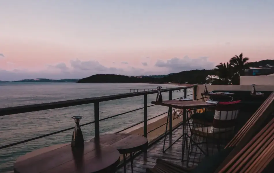 Bord og stoler på en terrasse ved havet