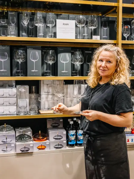 Dame som holder vinglass