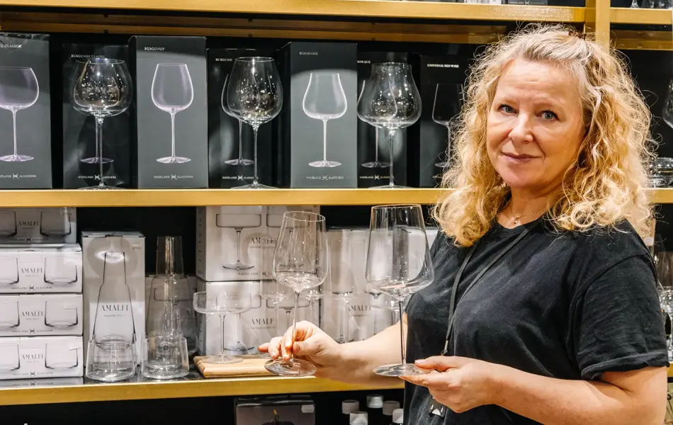 Dame som holder vinglass