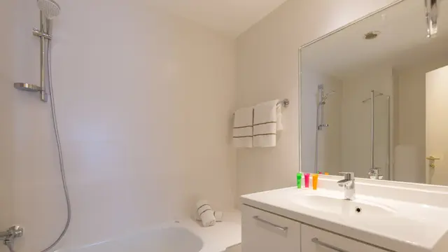 ThonResidenceParnasse_bathroom