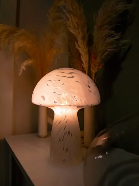 Sopplampe står på en benk.