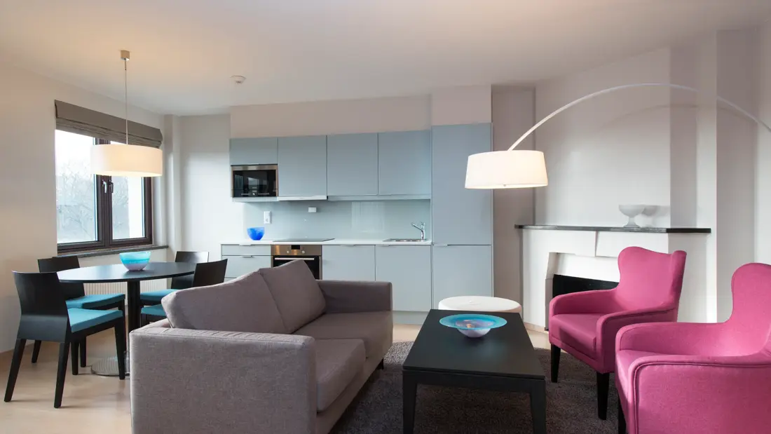 Kjøkken, peis og sitteplasser på juniorsuite på Thon Hotel Slottsparken i Oslo sentrum rett ved Karl Johan