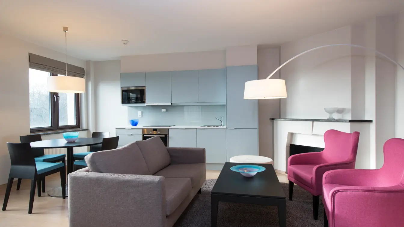 Kjøkken, peis og sitteplasser på juniorsuite på Thon Hotel Slottsparken i Oslo sentrum rett ved Karl Johan