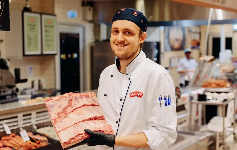 ansatt hos meny viser frem fin ribbe