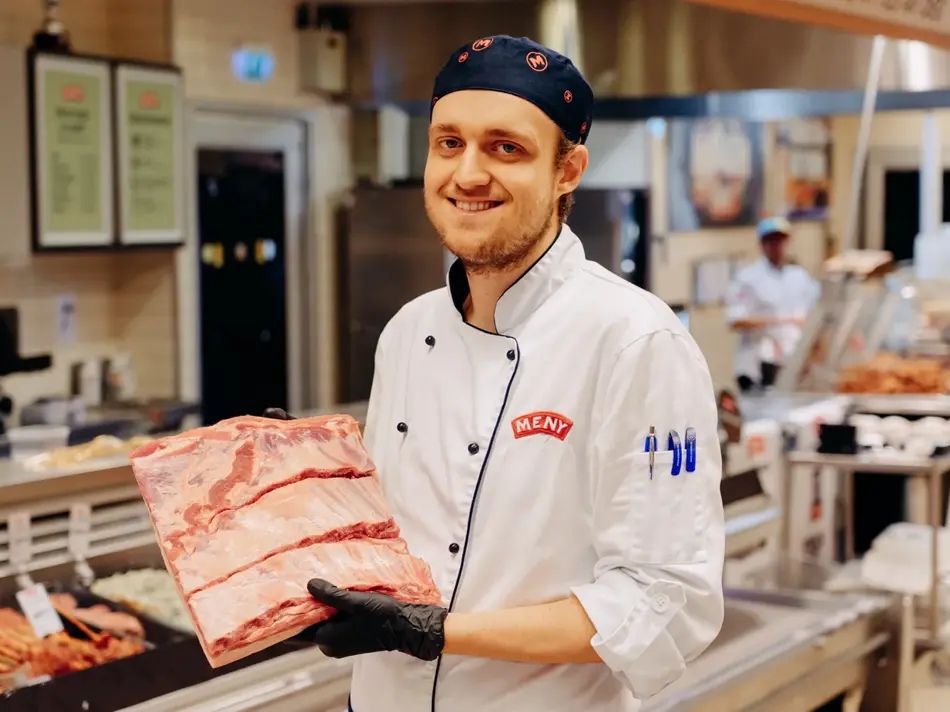 ansatt hos meny viser frem fin ribbe