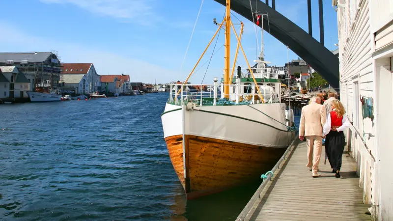 Bilde av en båt som er lagt til 