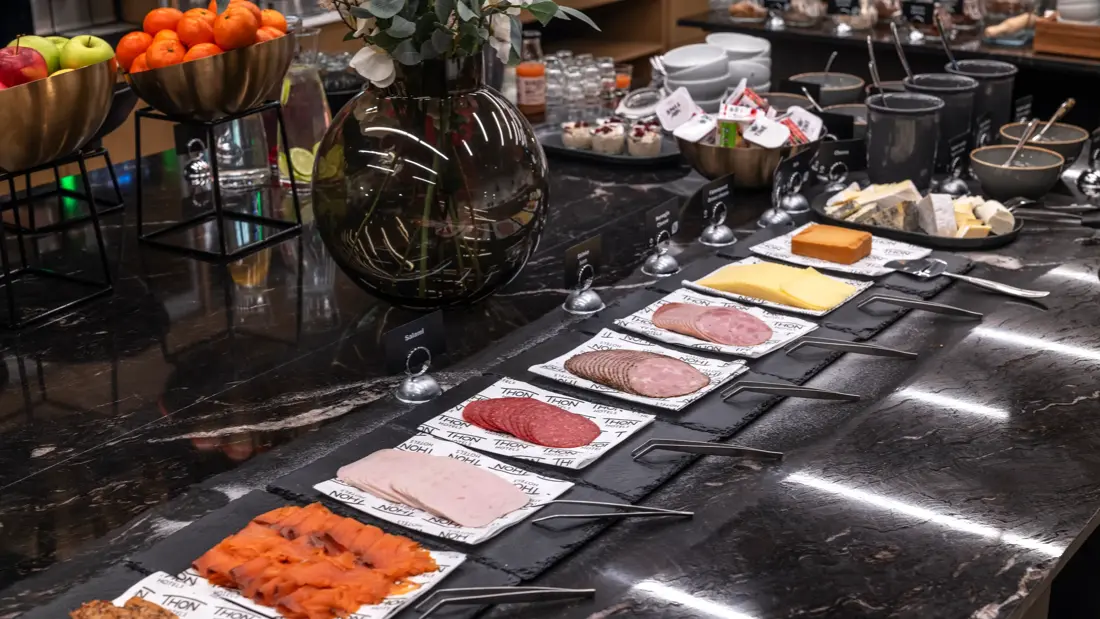 Frokostbuffet med diverse skivet pålegg