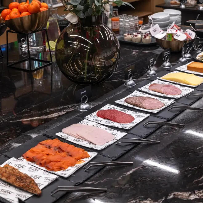 Frokostbuffet med diverse skivet pålegg