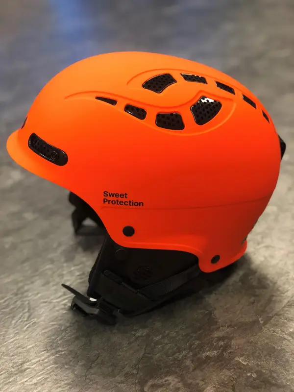 oransje slalomhjelm fra merket sweet protection